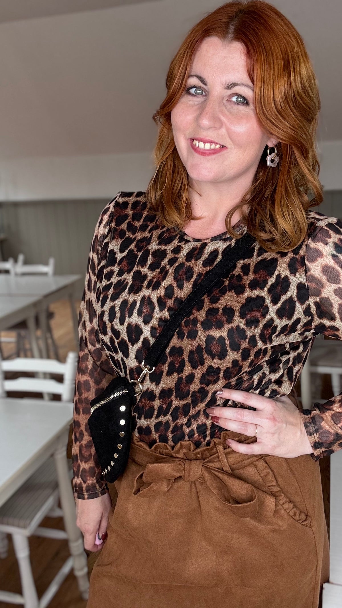 Studded suède schoudertas
