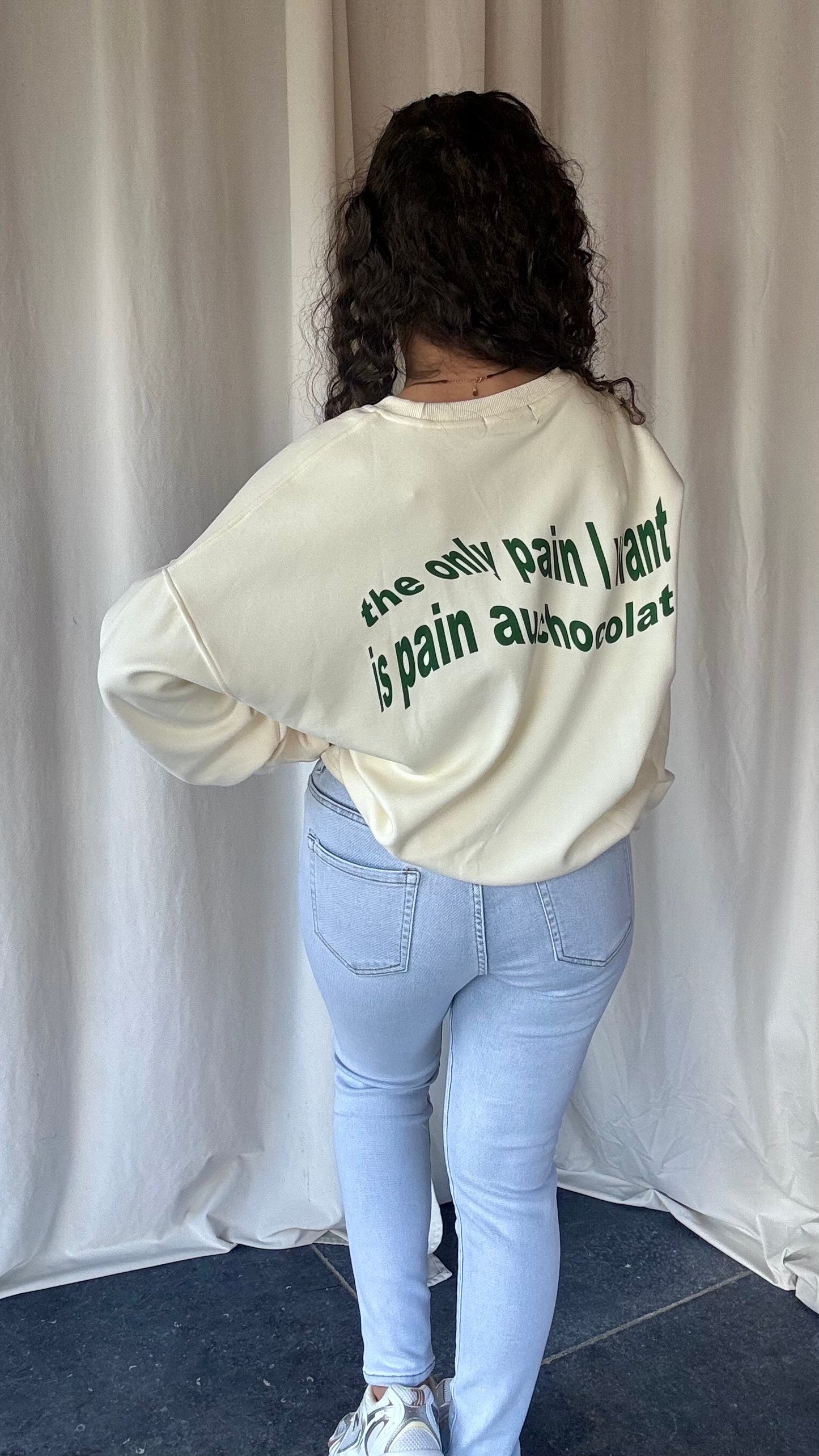 Pain au chocolat sweater wit