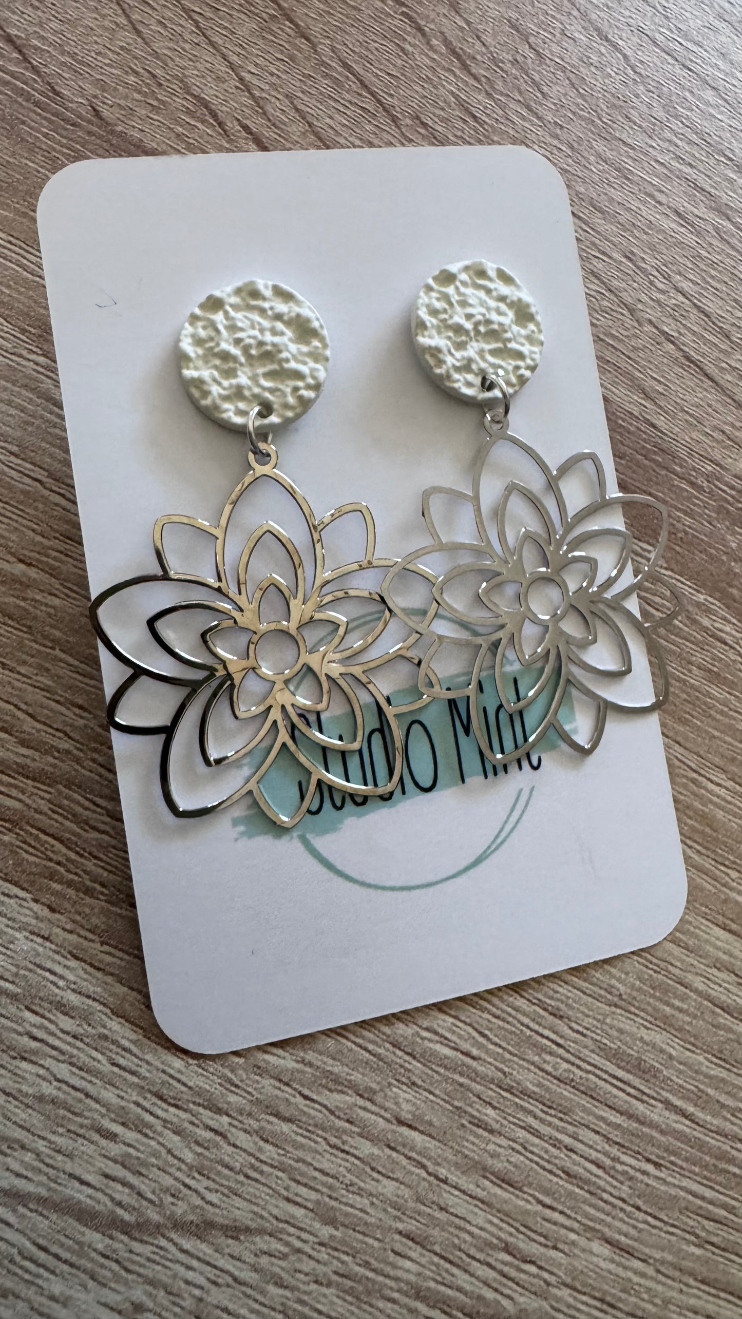 Silver flower oorbellen
