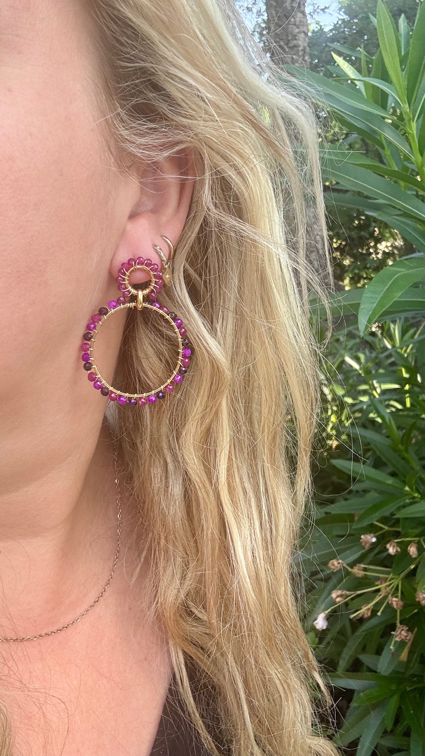 Hoops oorbellen fuchsia