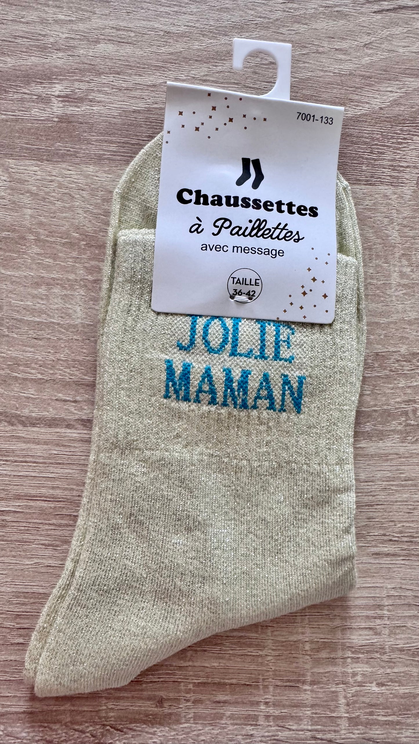 Quote sokken: Jolie maman (Butteryellow - letters blauw)