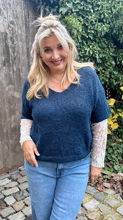 Blue lace trui