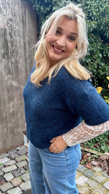 Blue lace trui