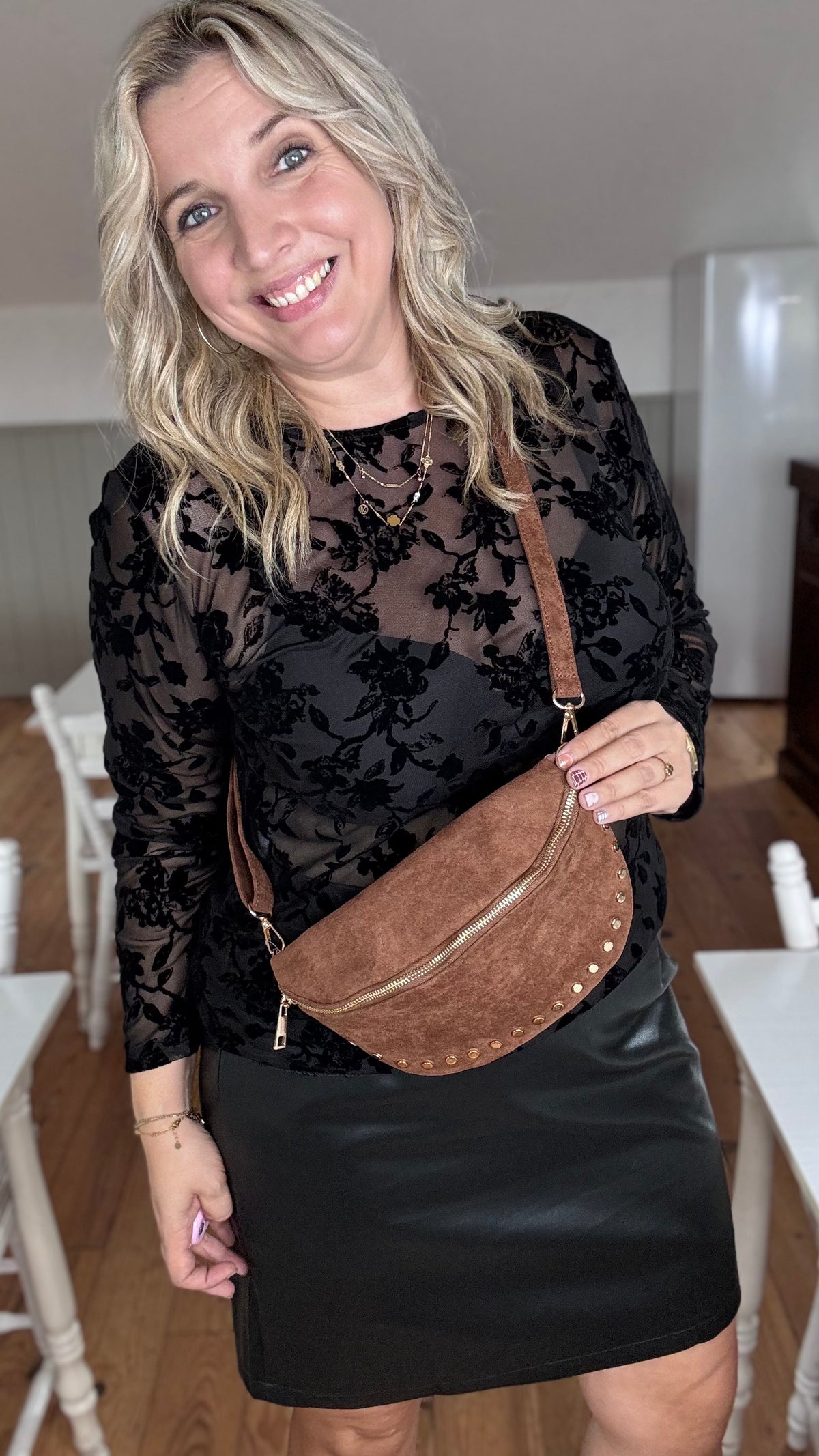 Studded suède schoudertas