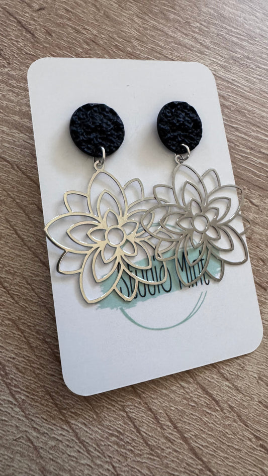 Silver flower oorbellen