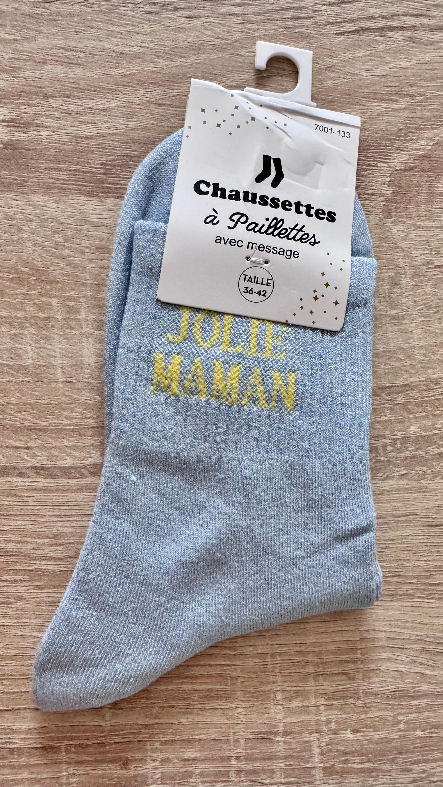 Quote sokken: Jolie maman (Lichtblauw - letters geel)