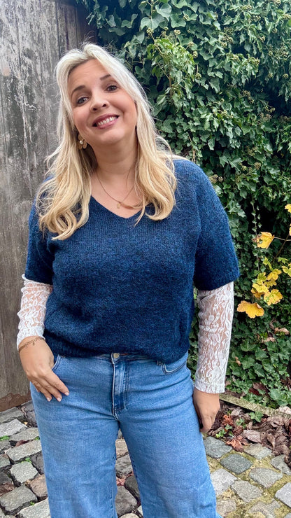 Blue lace trui