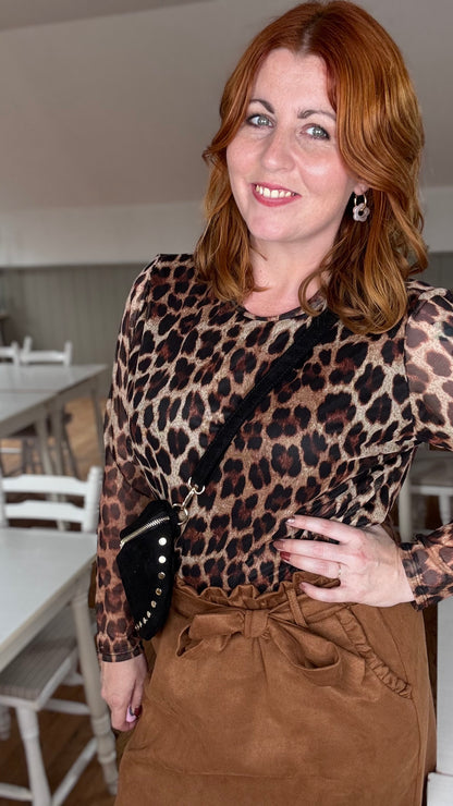 Studded suède schoudertas