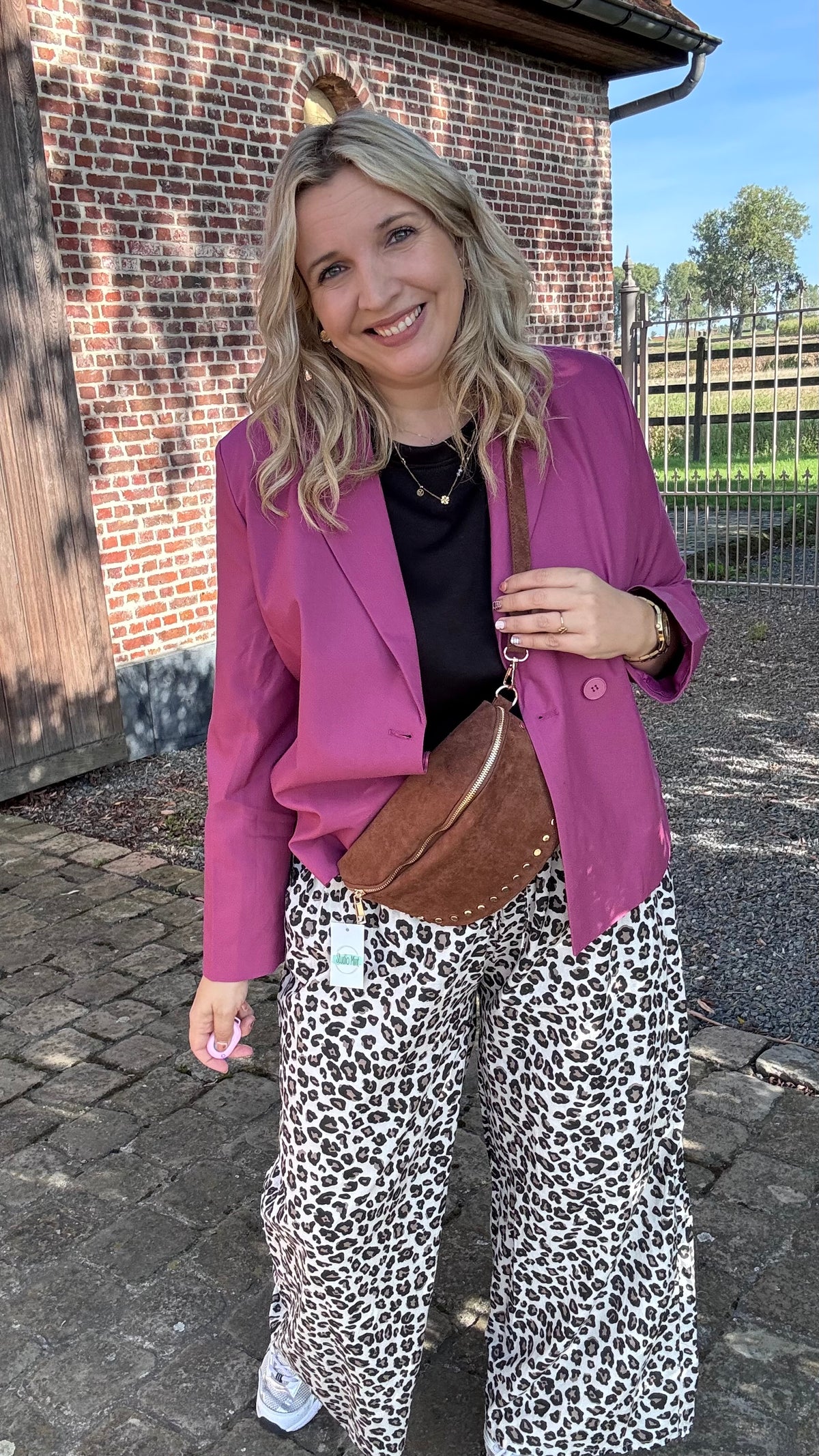 Studded suède schoudertas