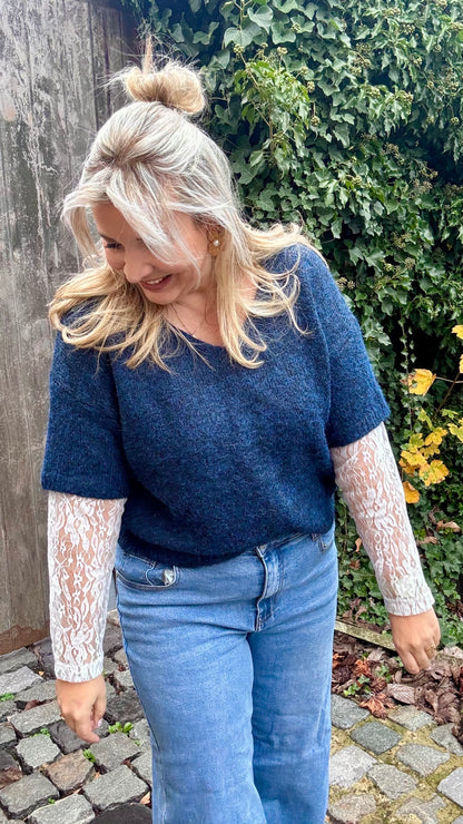Blue lace trui