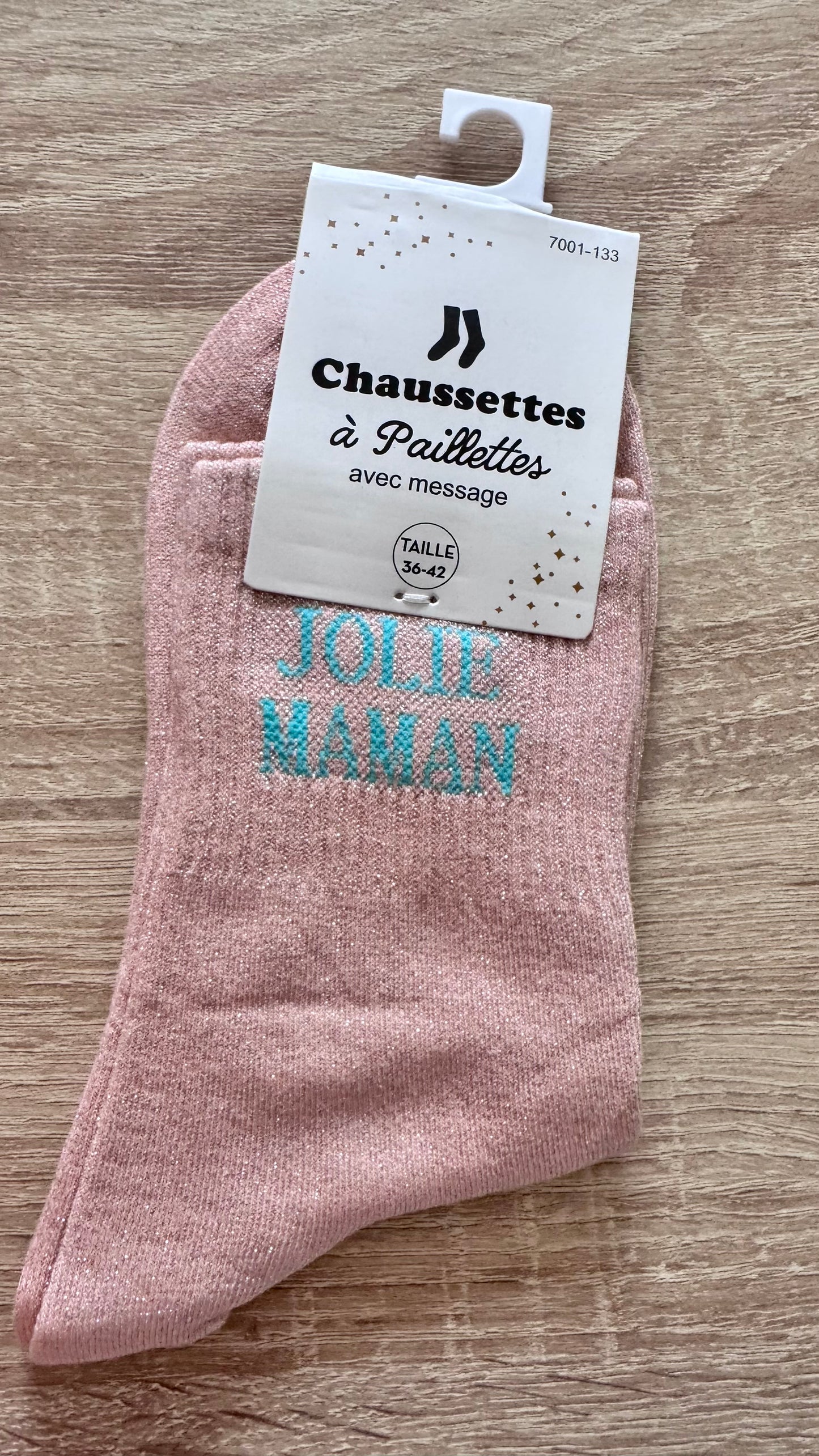 Quote sokken: Jolie maman (Lichtroze - letters blauw)