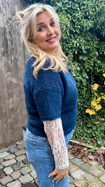 Blue lace trui