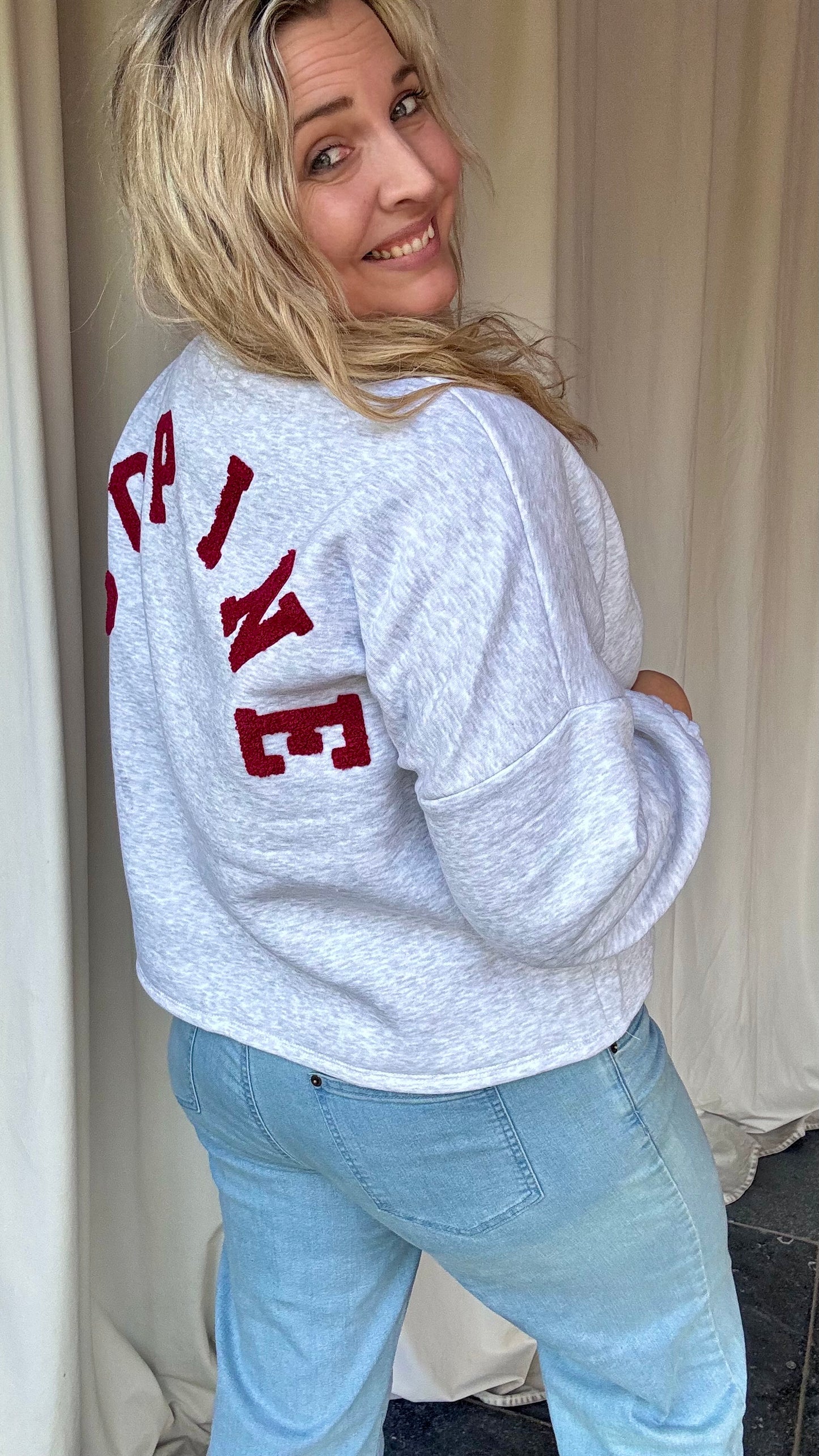 Sweater Copine - Grijs/Bordeaux letters