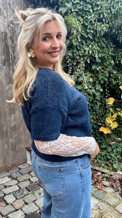 Blue lace trui
