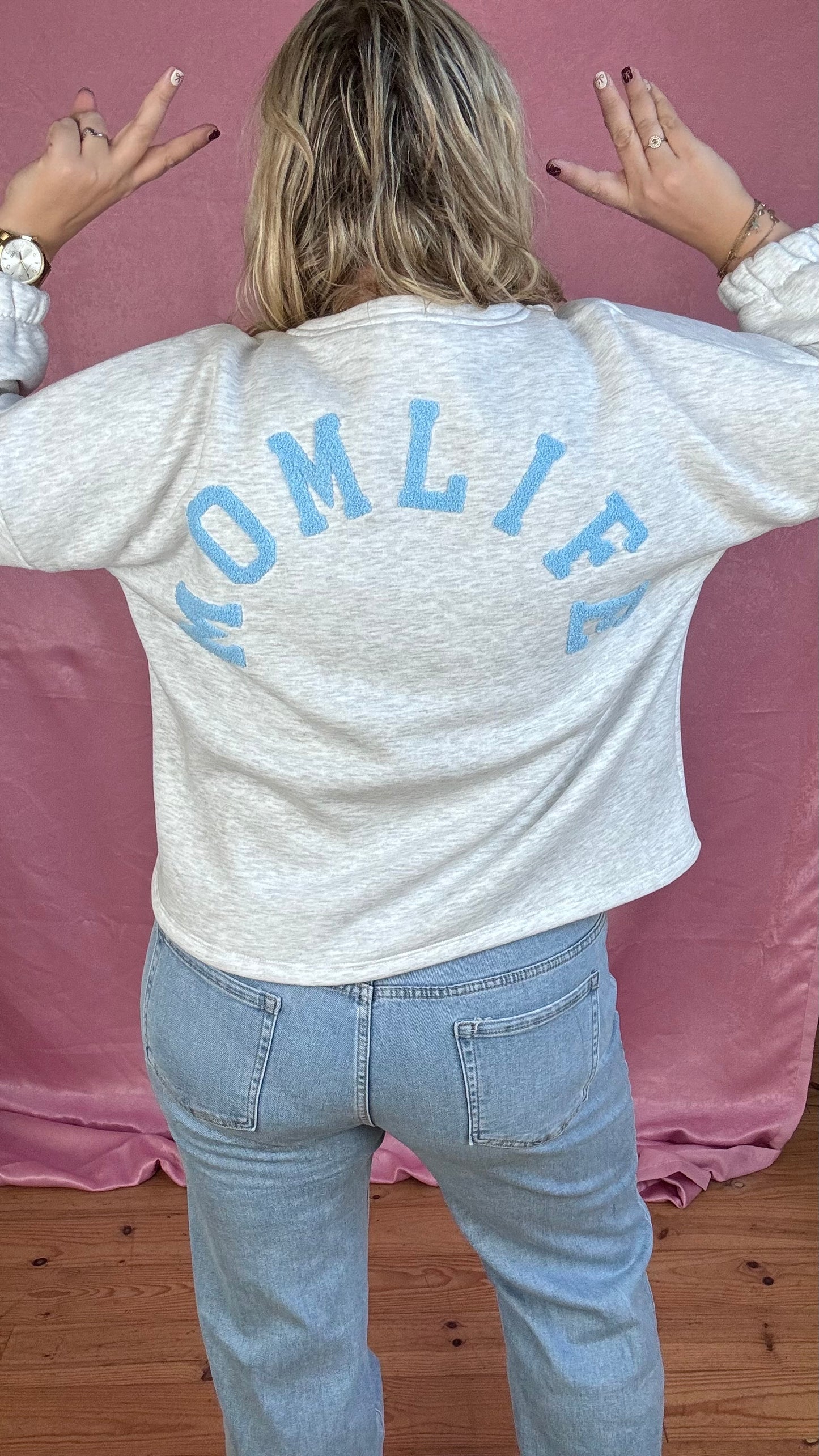 Momlife sweater - lichtblauw